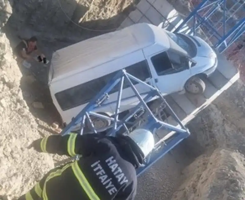 Samandağ'da Kule Vincin Betonuna çarpan Minibüsteki 4 Kişi Yaralandı