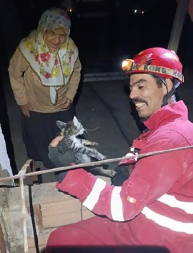 Hatay Dörtyol'da Havalandırma Boşluğuna Düşen Kediyi Itfaiye Kurtardı