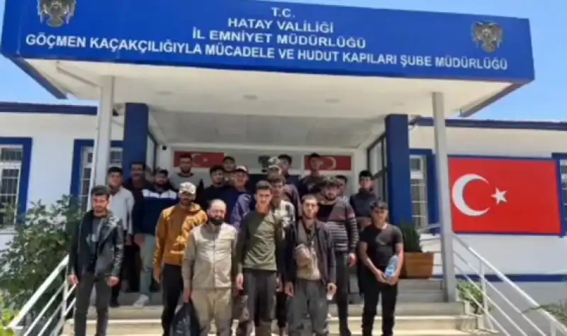 Antakya-Altınözü Yolunda 21 Kaçak Göçmen Yakalandı!