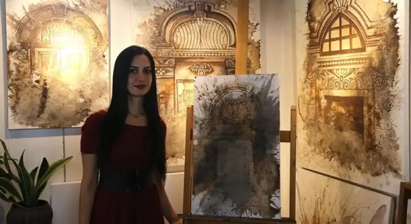 Hataylı Ressam çizimlerini Kahve Ve çay Dökerek Renklendiriyor
