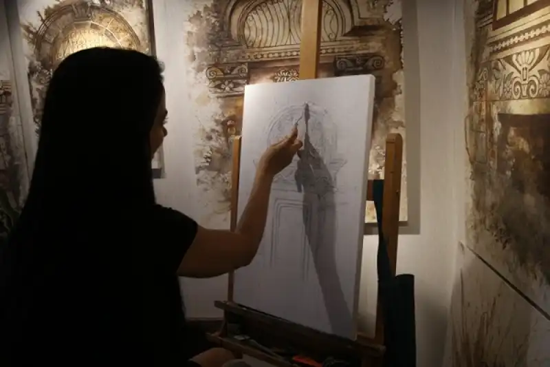 Hataylı Ressam çizimlerini Kahve Ve çay Dökerek Renklendiriyor