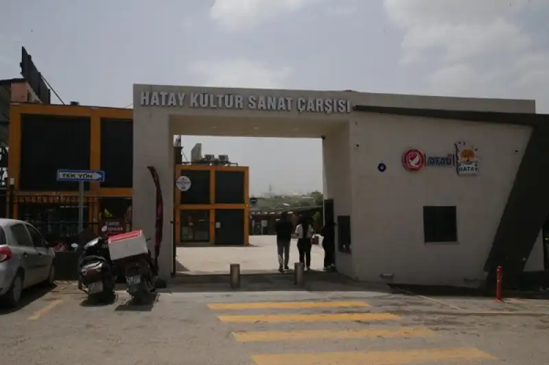 Hataylı Ressam çizimlerini Kahve Ve çay Dökerek Renklendiriyor