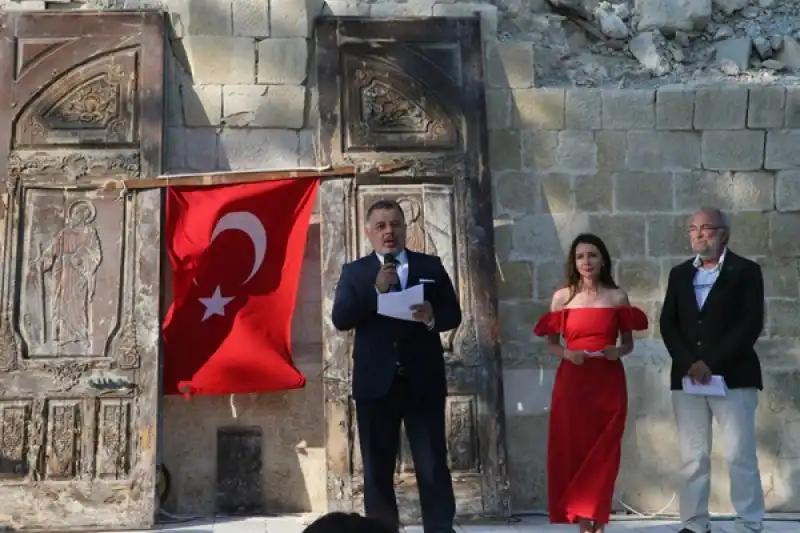 Hatay'da Depremlerde Yıkılan Kilisenin Avlusunda