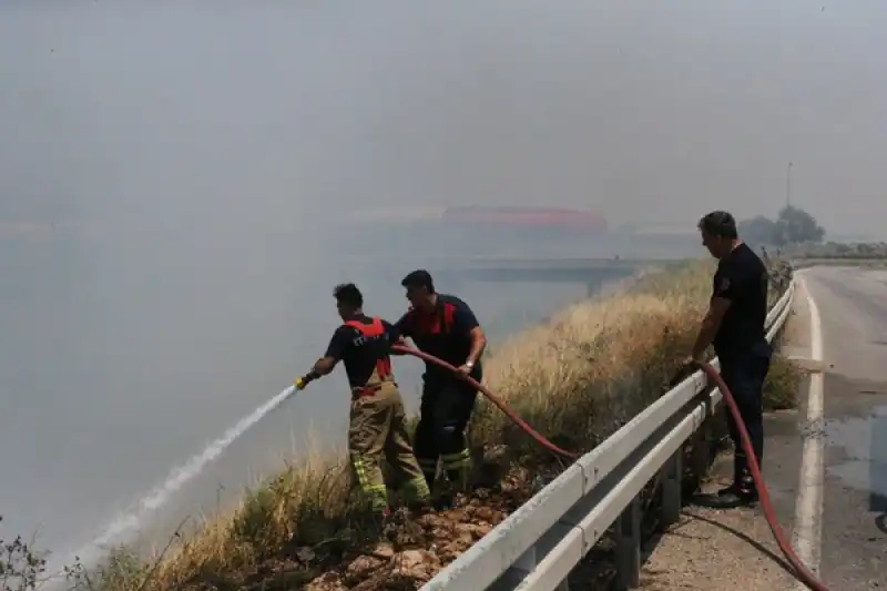 Hatay'da Asi Nehri'nin Kenarındaki Alanda çıkan Yangın Kontrol Altına Alındı
