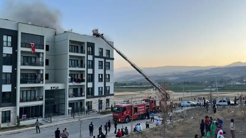 Hatay'da Apartmanın çatısında çıkan Yangın Hasara Neden Oldu