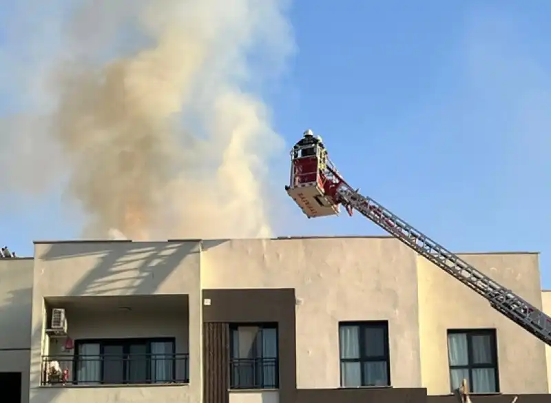 Hatay'da Apartmanın çatısında çıkan Yangın Hasara Neden Oldu