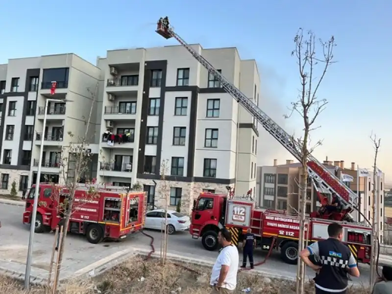 Hatay'da Apartmanın çatısında çıkan Yangın Hasara Neden Oldu