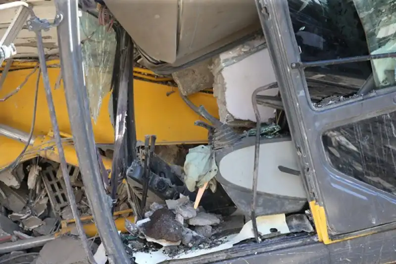 Hatay Arsuz'da Ağır Hasarlı Bina Yıkım Sırasında Iş Makinesinin üzerine çöktü