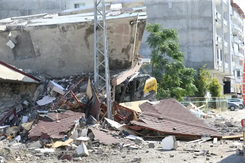 Hatay Arsuz'da Ağır Hasarlı Bina Yıkım Sırasında Iş Makinesinin üzerine çöktü