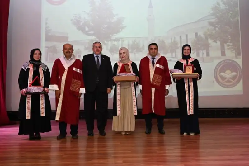 MKÜ İlahiyat Fakültesi’nde Mezuniyet Coşkusu