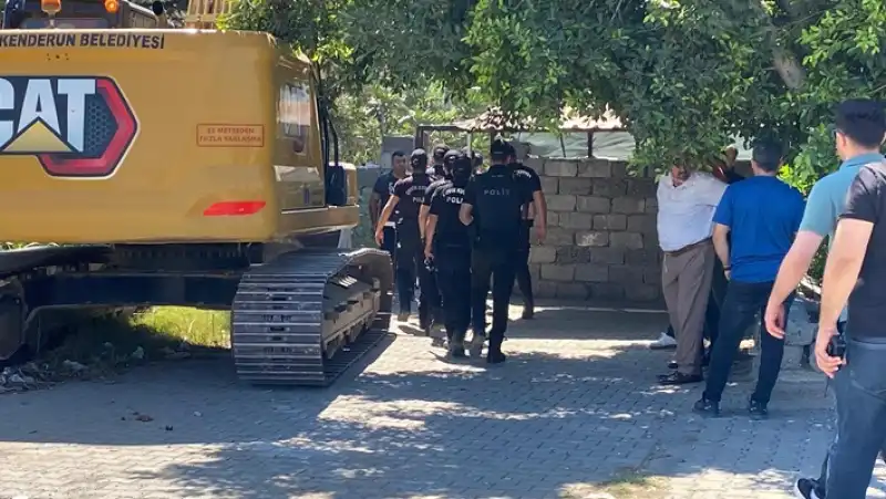Hatay'da Kaçak Inşa Edilen Evin Yıkımı Sırasında çıkan Arbedede 1 Kişi Yaralandı