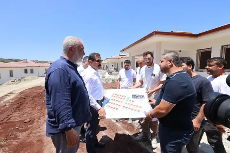 Hatay Arsuz'da Kırsal Afet Konutlarının Yapımı Sürüyor