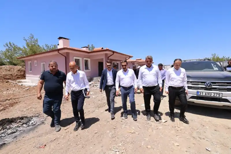 Hatay Arsuz'da Kırsal Afet Konutlarının Yapımı Sürüyor