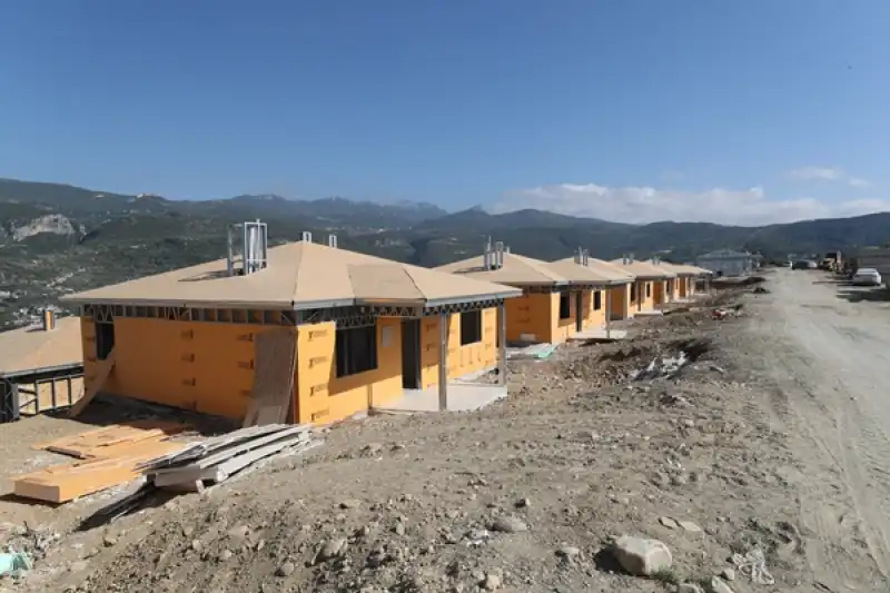 Hatay Defne'de Kırsal Afet Konutlarının Yapımı Sürüyor