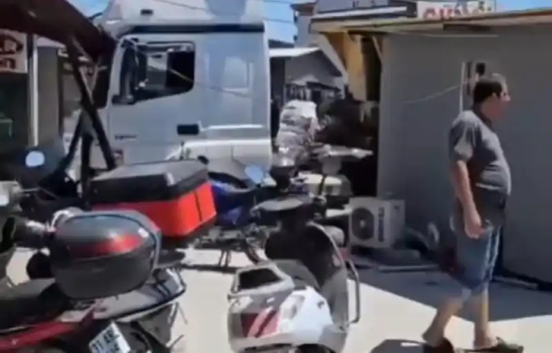 Hafriyat Kamyonu Prefabrik İş Yerine Geçti!