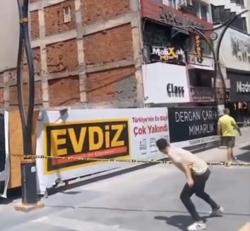 İskenderun'da Temel Kazısı Sırasında Bina Kaydı!