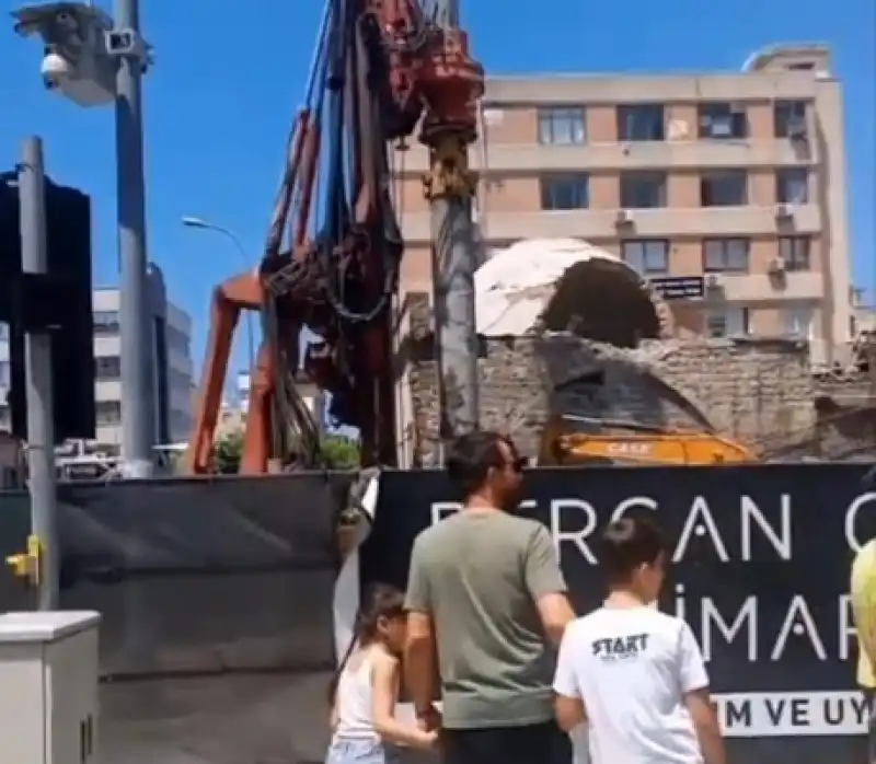 İskenderun'da Temel Kazısı Sırasında Bina Kaydı!