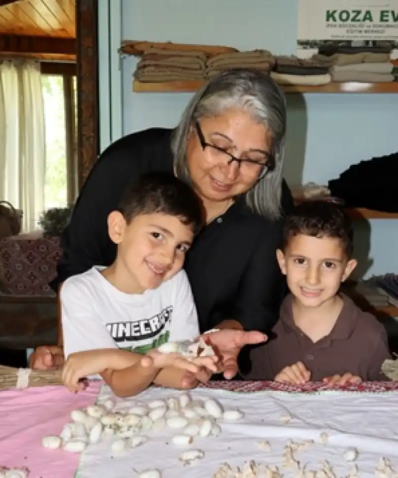 Kozalardan Hayata: Defne Koza Evi’nde Doğaya Saygılı İpek Yolculuğu