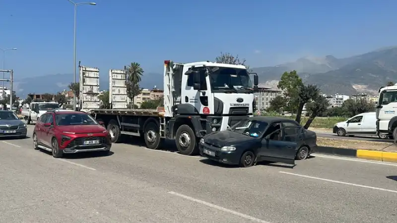 Hatay'da çekicinin çarptığı Otomobili Sürüklediği Kaza Güvenlik Kamerasında
