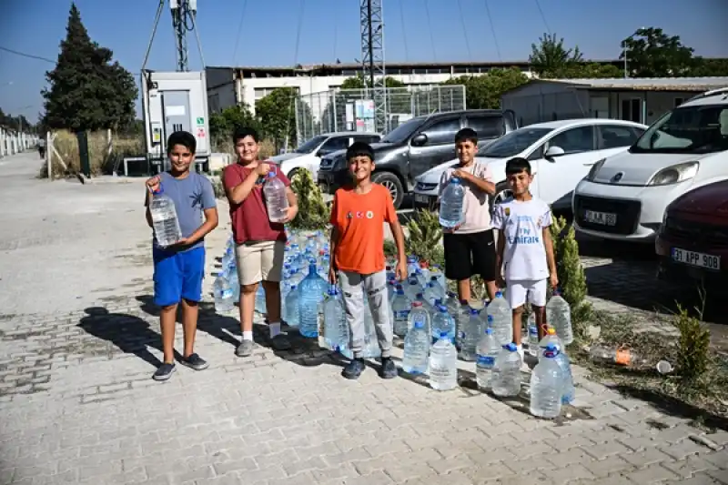 Hatay'daki Orman Yangınına Müdahaleye, Konteyner Kentteki çocuklardan Pet şişeli Destek