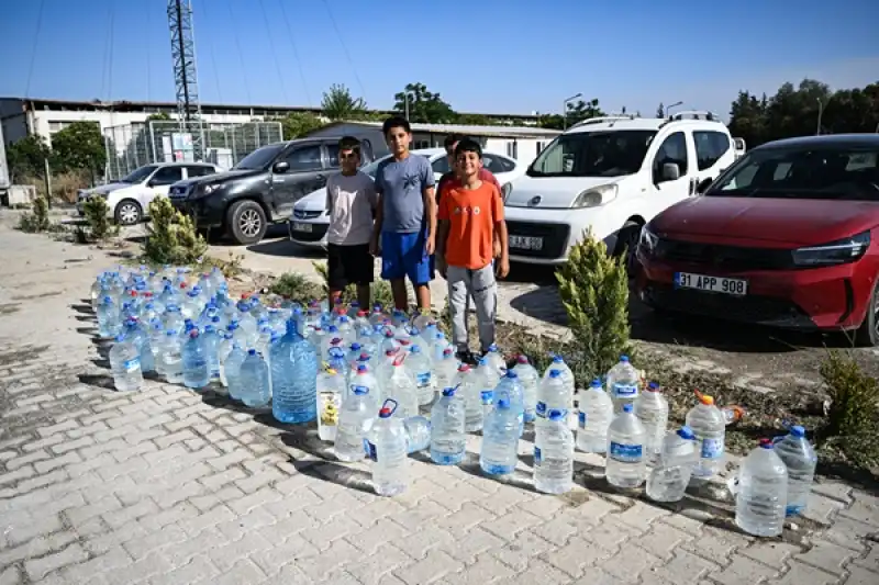Hatay'daki Orman Yangınına Müdahaleye, Konteyner Kentteki çocuklardan Pet şişeli Destek