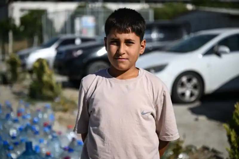 Hatay'daki Orman Yangınına Müdahaleye, Konteyner Kentteki çocuklardan Pet şişeli Destek