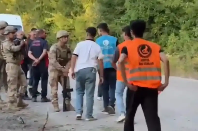 Erzin Ülkü Ocakları'ndan Dörtyol'daki Yangın Bölgesine Gönüllü Destek 