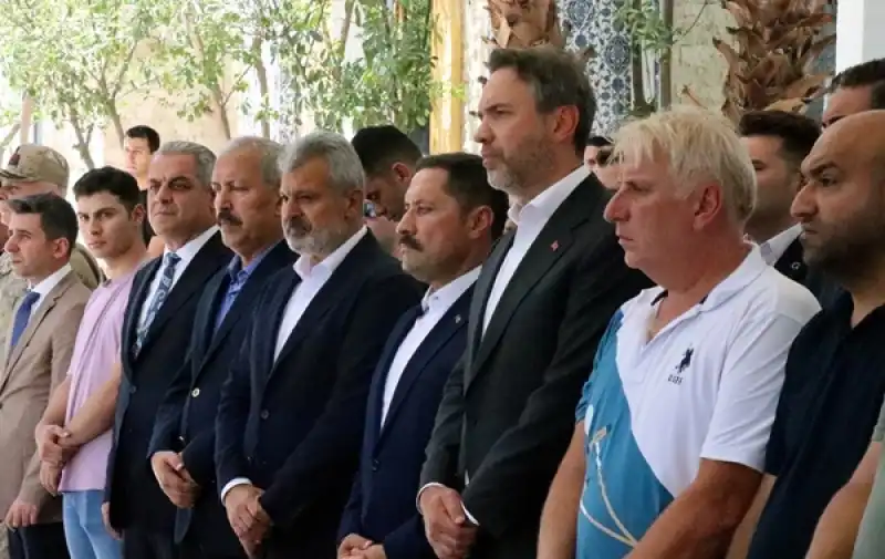 Bakan Bayraktar, Vefat Eden Teyzesinin Hatay'daki Cenaze Törenine Katıldı