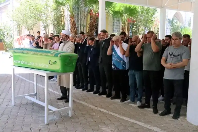 Bakan Bayraktar, Vefat Eden Teyzesinin Hatay'daki Cenaze Törenine Katıldı