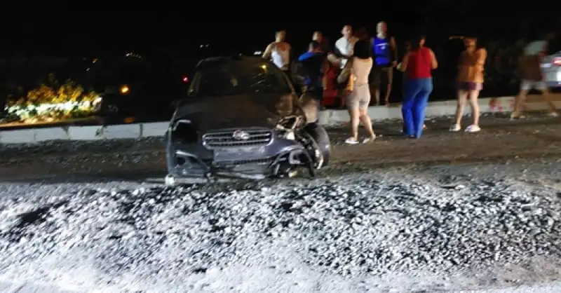 Samandağ'da Refüje çarpan Otomobil Sürücüsü Yaralandı