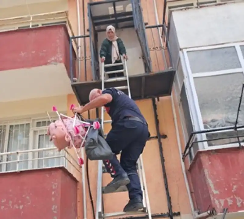 Hatay'da Asansörde Mahsur Kalan Anne Ile Kızı Itfaiye Ekiplerince Kurtarıldı