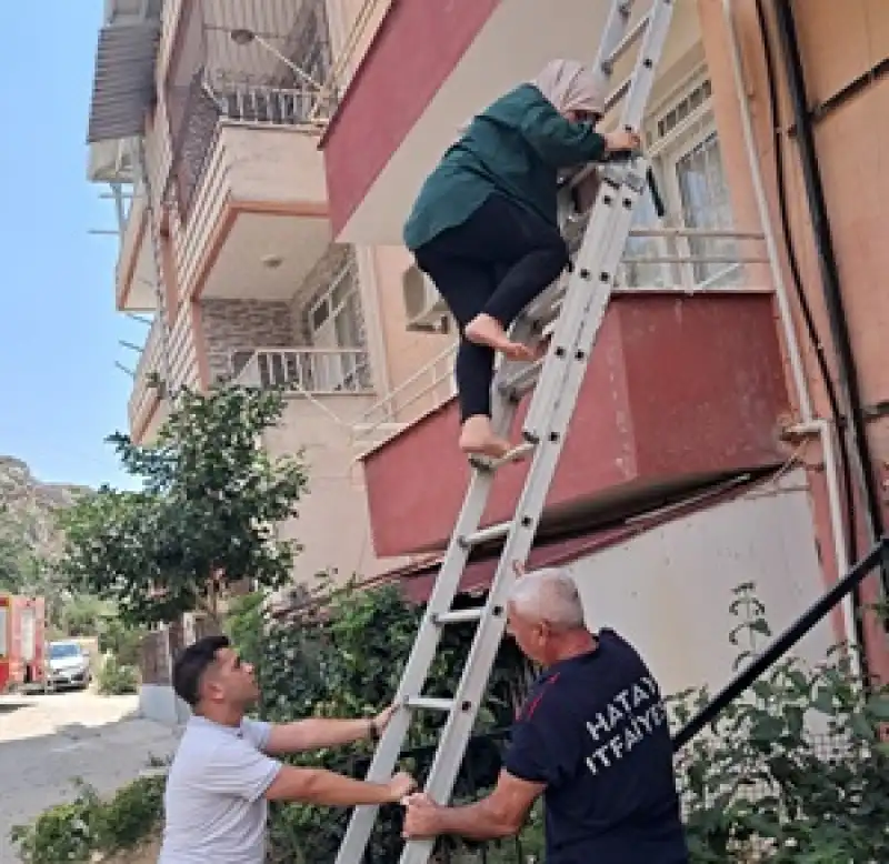 Hatay'da Asansörde Mahsur Kalan Anne Ile Kızı Itfaiye Ekiplerince Kurtarıldı