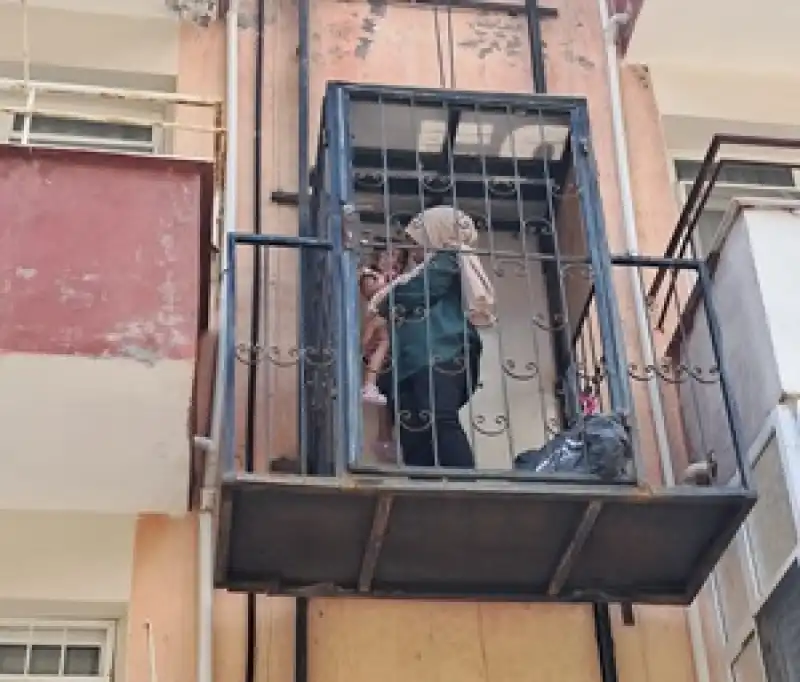 Hatay'da Asansörde Mahsur Kalan Anne Ile Kızı Itfaiye Ekiplerince Kurtarıldı