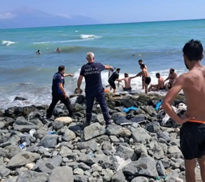 Rip Akıntısına Kapılan 2 Kişi Son Anda Kurtarıldı