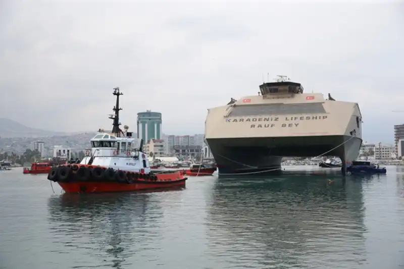 Depremzede öğrencilere Okul Olan Gemi Olası Afetler Için Hazır Bekletilecek