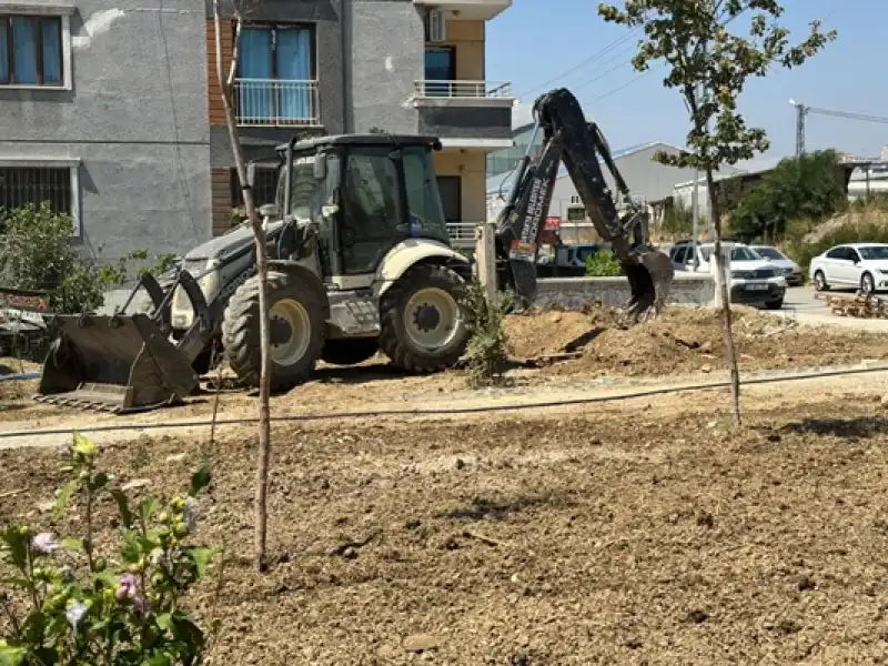 Park Ve Bahçeler Müdürlüğü Ekipleri, Park Ve Yeşil Alanlarda çalışmalarını Sürdürüyor