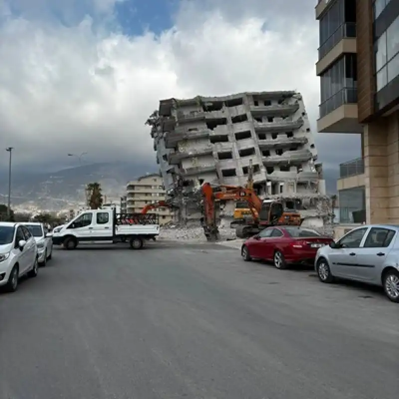 Yıkılan Bina Yan Yattı