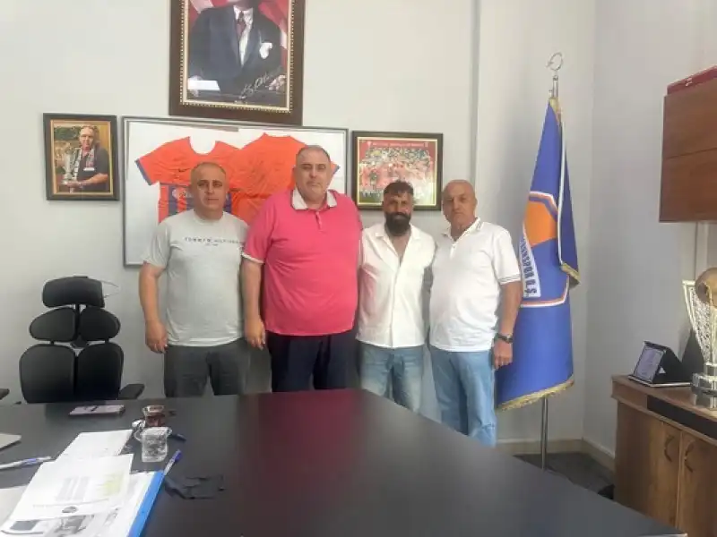 Hakan Bolat, Ekincispor’a 10 Adet Futbol Topu Hediye Etti