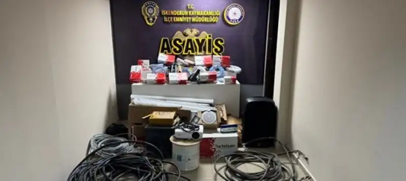 İskenderun'da Hırsızlık Yaptıkları Iddiasıyla Yakalanan 3 Zanlıdan 2'si Tutuklandı 