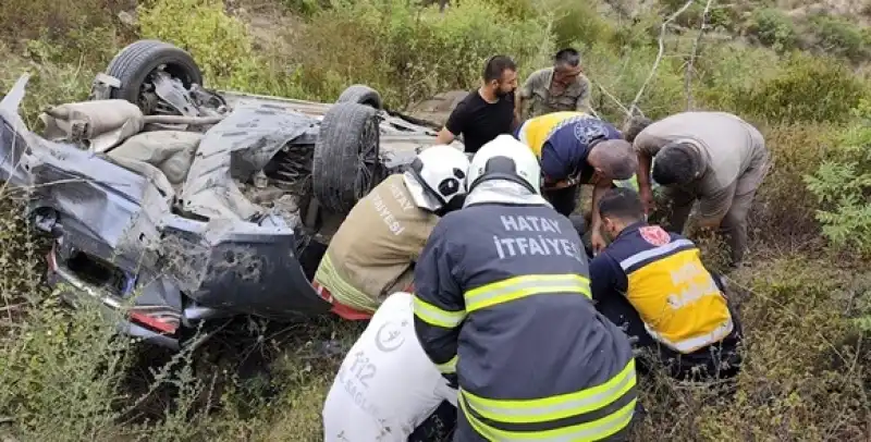 Hatay Arsuz'da Uçuruma Yuvarlanan Otomobildeki 4 Kişi Yaralandı