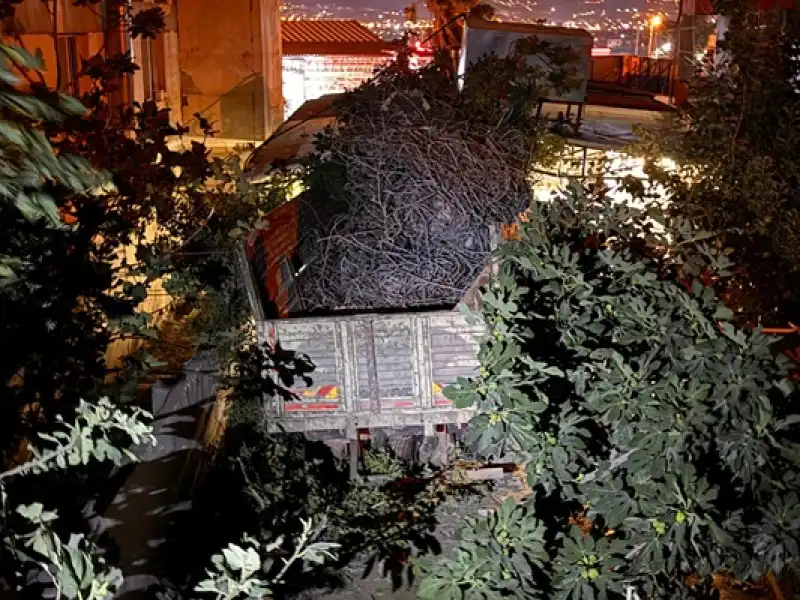 Hatay'da Kamyonun Restoran Bahçesine Düşmesi Sonucu 2 Kişi Yaralandı