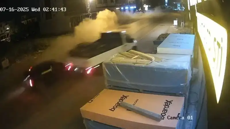 Arsuz'da Otomobil Ile Kamyonet Çarpıştı!