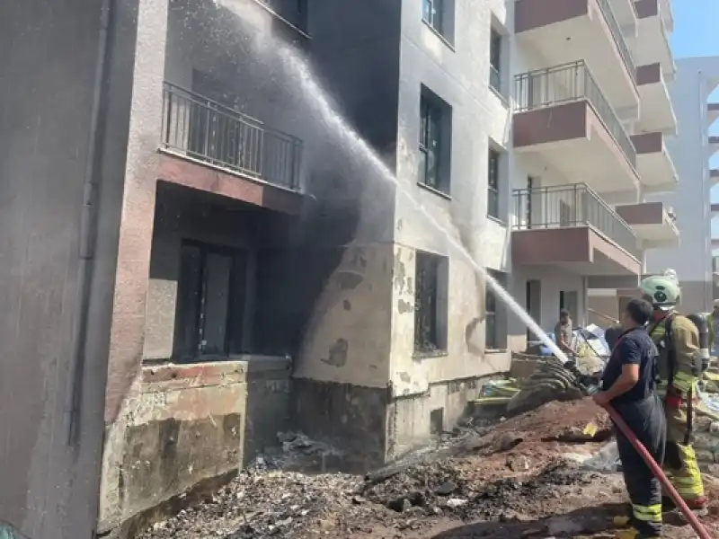 Defne'de Şantiye Alanında Yangın Korkuttu