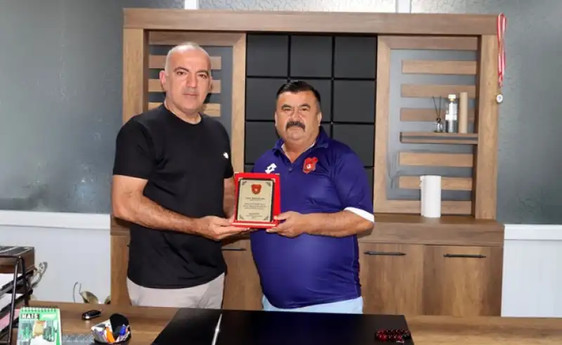 Başkan Aykut Doğru’dan Vefa Dolu Plaket Takdimi