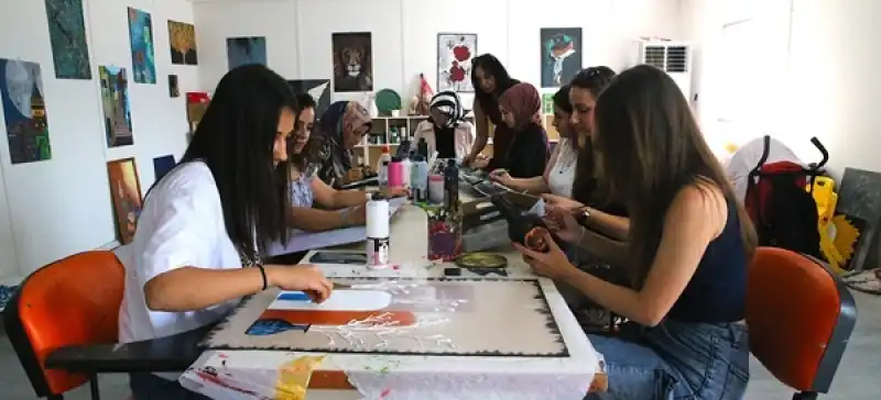 Depremzede Kadınlar Konteyner Kente Kurulan Atölyede El Sanatlarıyla Tanışıyor