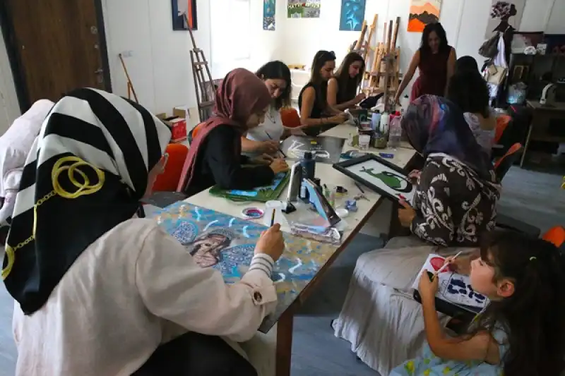 Depremzede Kadınlar Konteyner Kente Kurulan Atölyede El Sanatlarıyla Tanışıyor