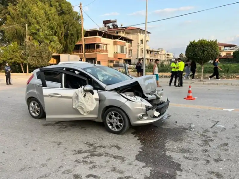 Hatay Samandağ'da 3 Aracın Karıştığı Zincirleme Kazada 1 Kişi Hayatını Kaybetti