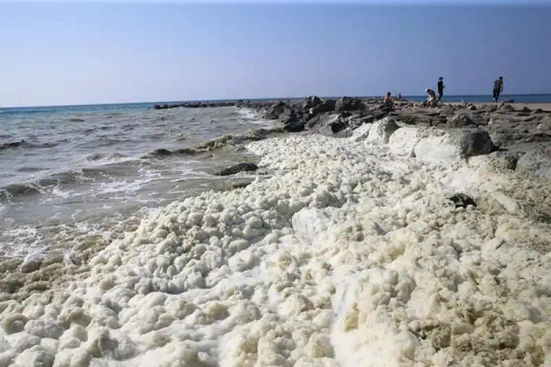 Hatay Arsuz'da Deniz Kıyısında Köpük Benzeri Tabaka Oluştu