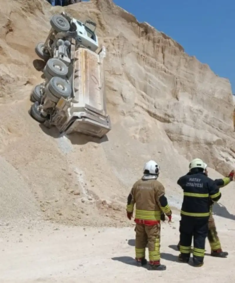 Hatay Antakya'da Devrilen Kamyonun şoförü Yaralandı