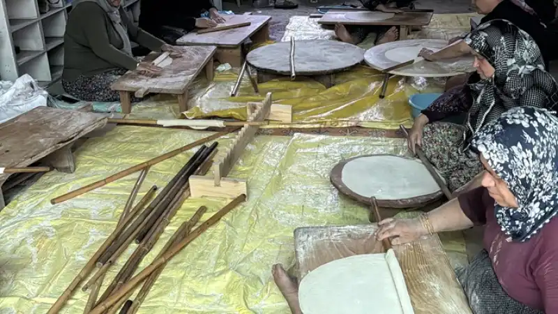 Hatay'da Vatandaşlar Depremde Yıkılan Caminin Yeniden Inşasına Destek Veriyor